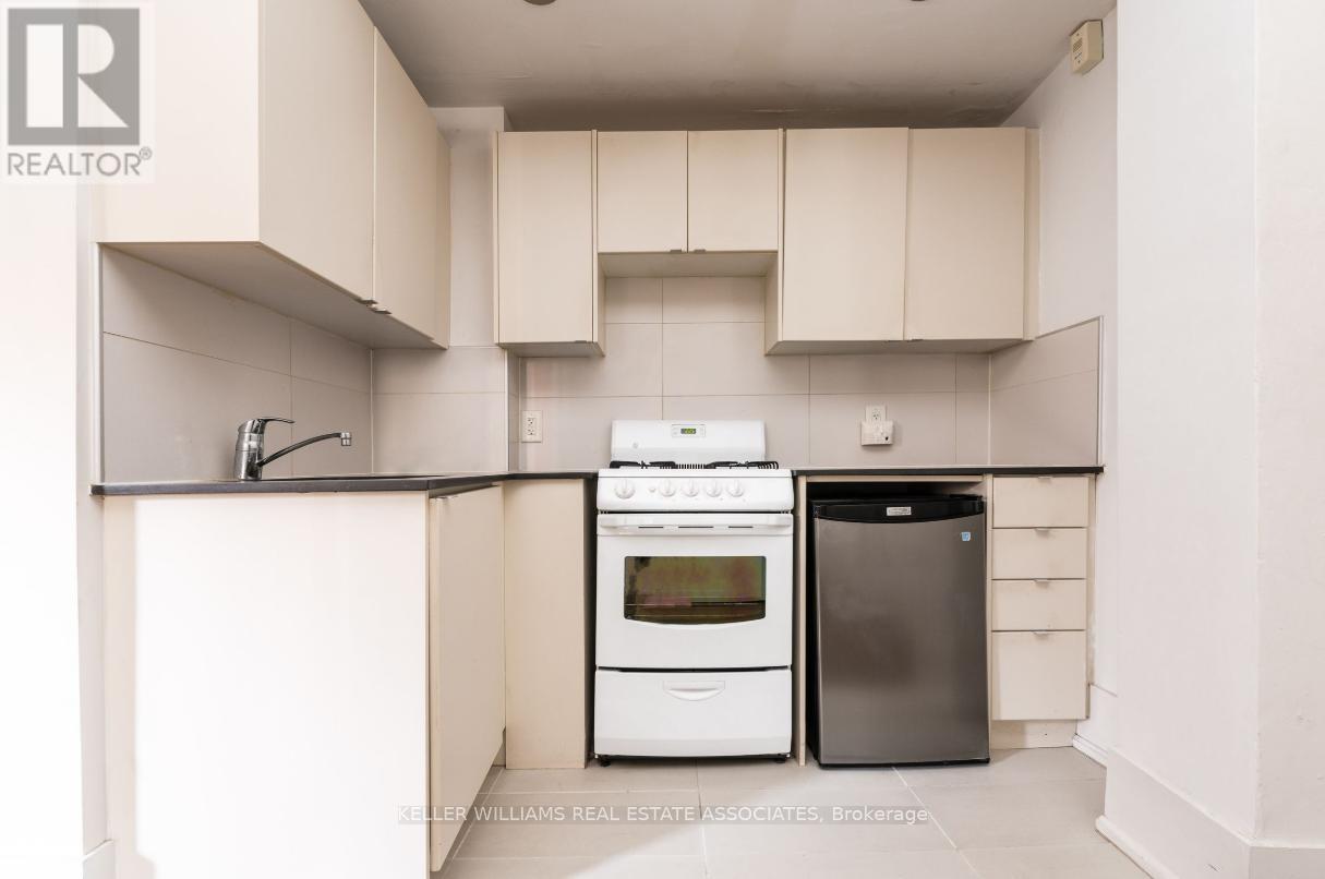 101 - 160 Huron Street Property Photo 2