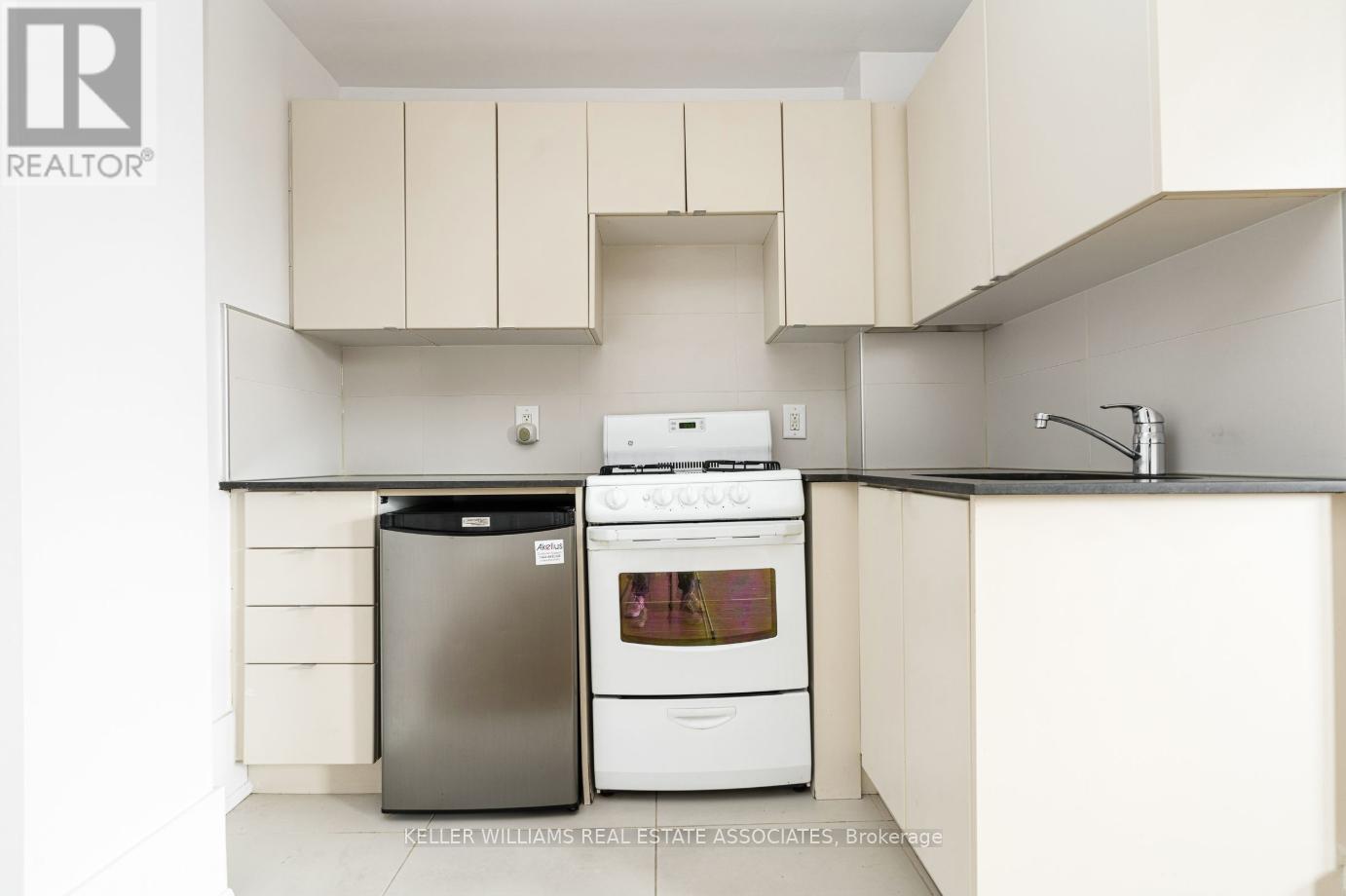 407 - 160 HURON STREET Property Photo 1