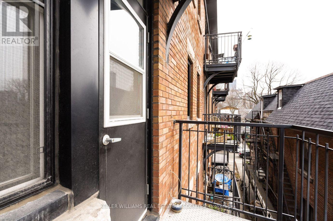 407 - 160 Huron Street Property Photo 4