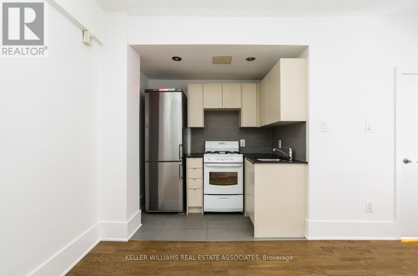 103 - 160 HURON STREET Property Photo 1