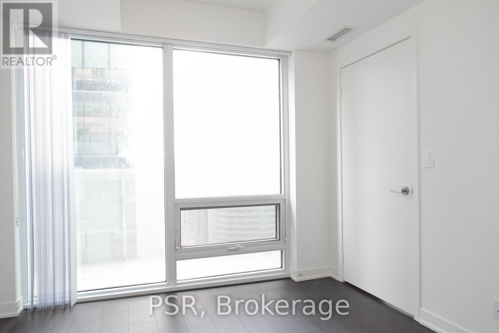 2001 - 100 Harbour Street W Property Photo 4