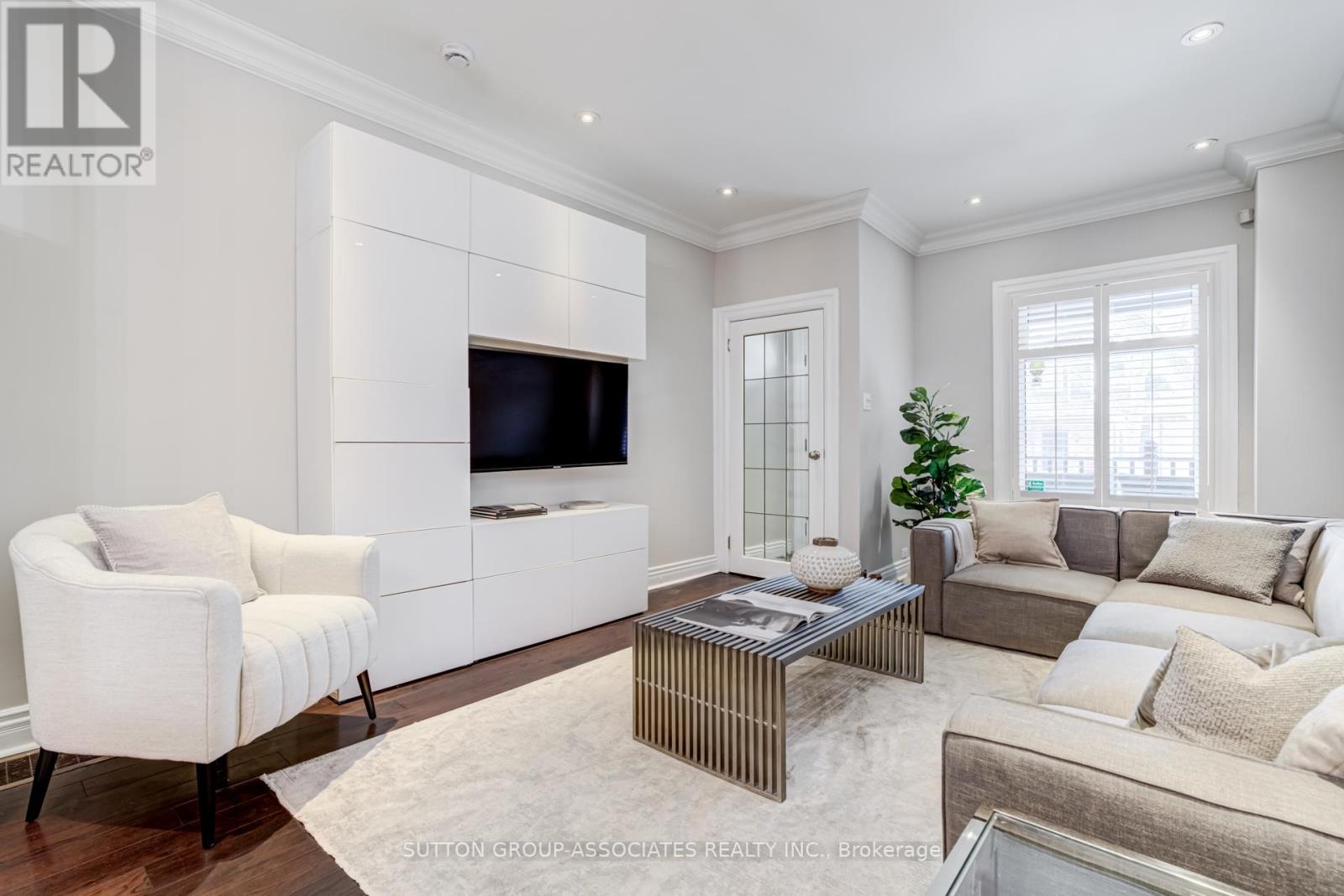 717 1/2 Palmerston Avenue Property Photo 3