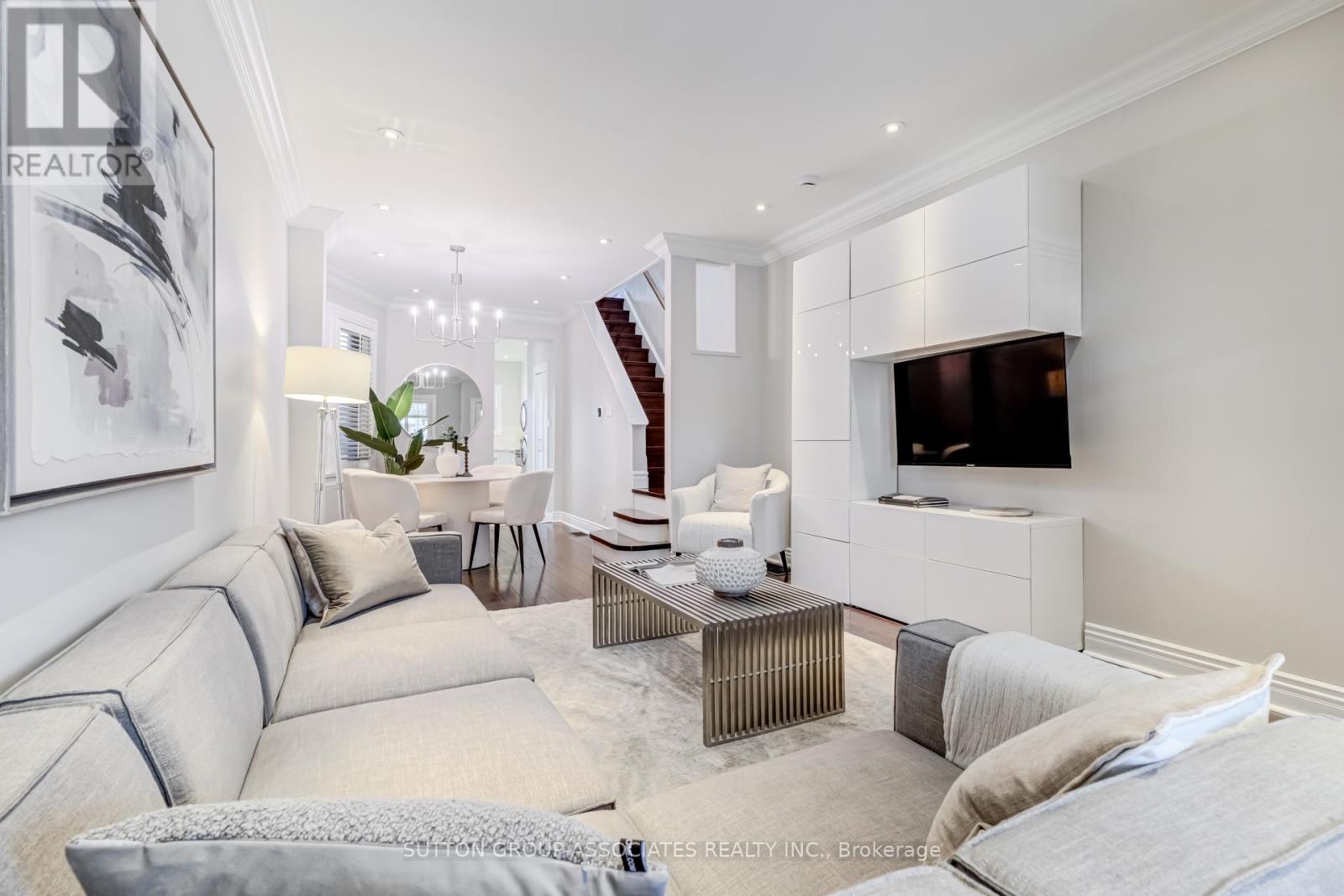 717 1/2 Palmerston Avenue Property Photo 4
