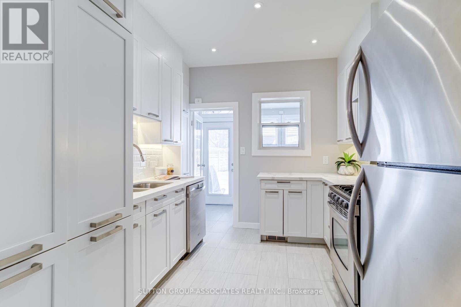 717 1/2 Palmerston Avenue Property Photo 6