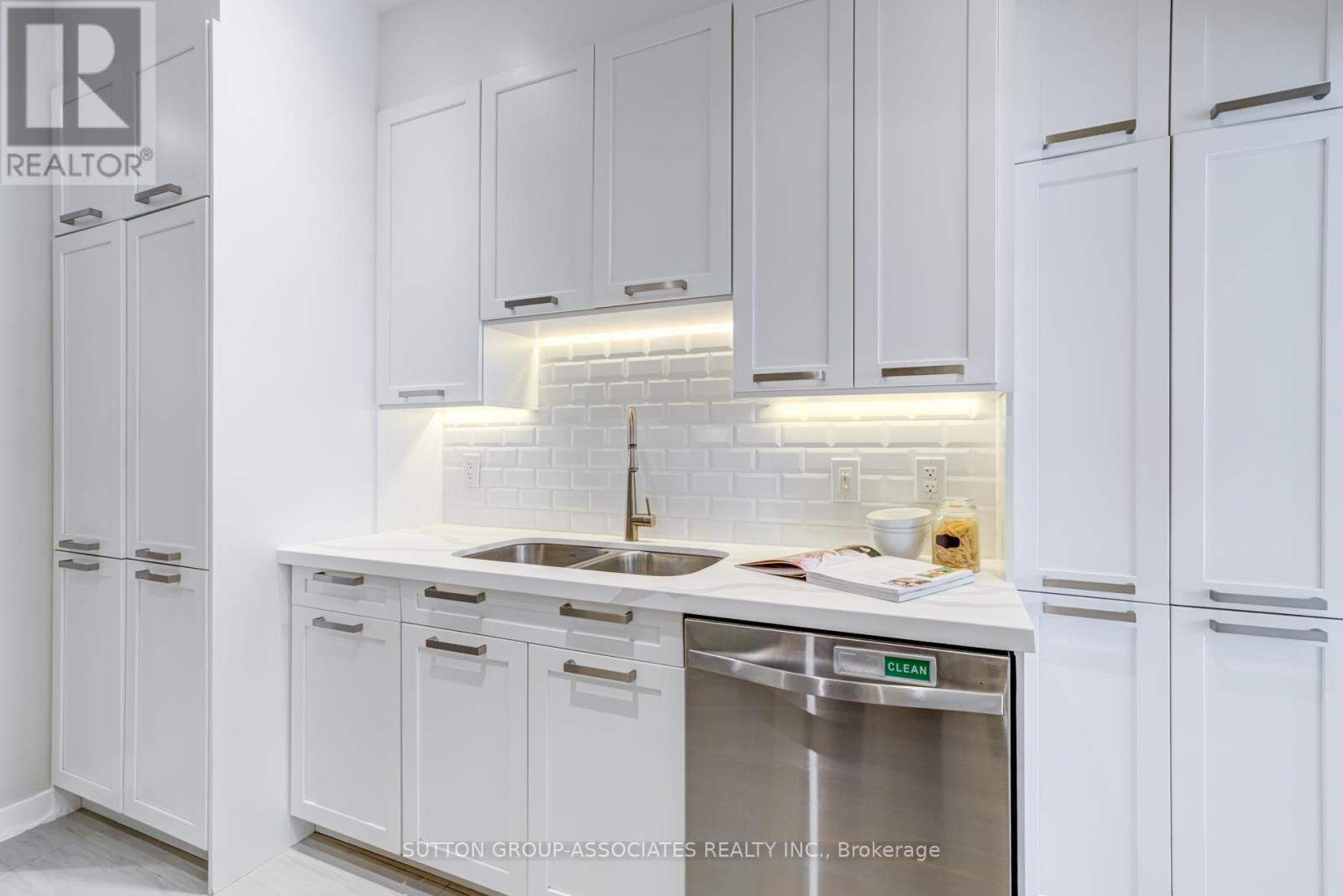 717 1/2 Palmerston Avenue Property Photo 7