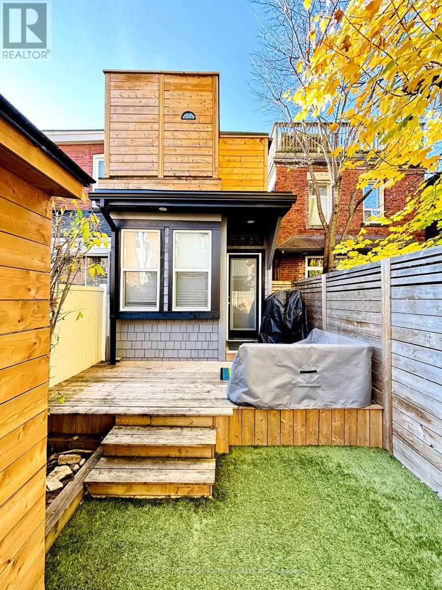 717 1/2 Palmerston Avenue Property Photo 12