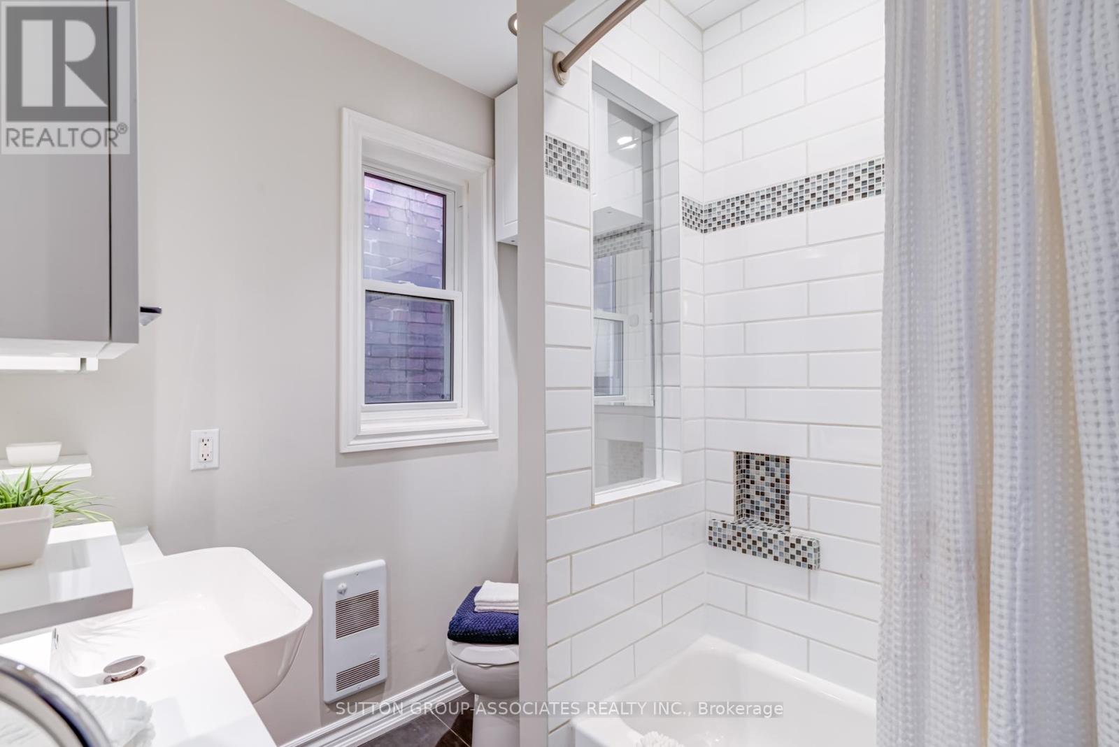 717 1/2 Palmerston Avenue Property Photo 18