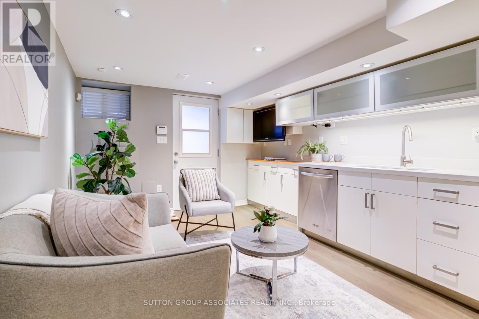 717 1/2 Palmerston Avenue Property Photo 22
