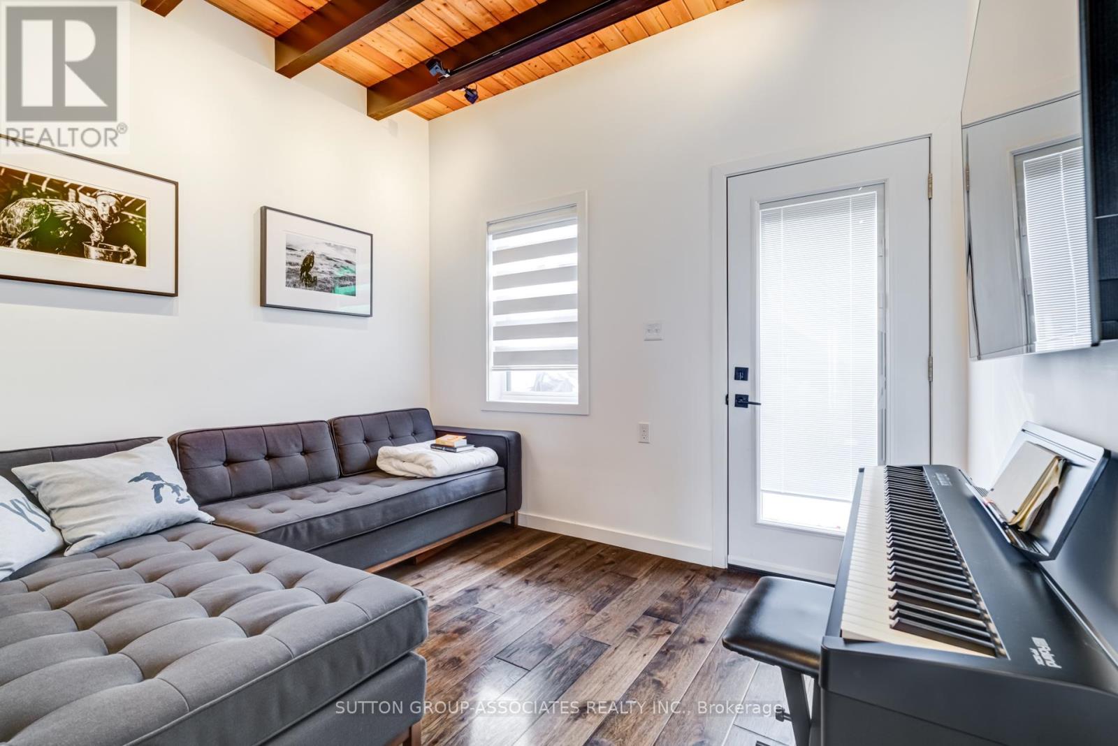 717 1/2 Palmerston Avenue Property Photo 33