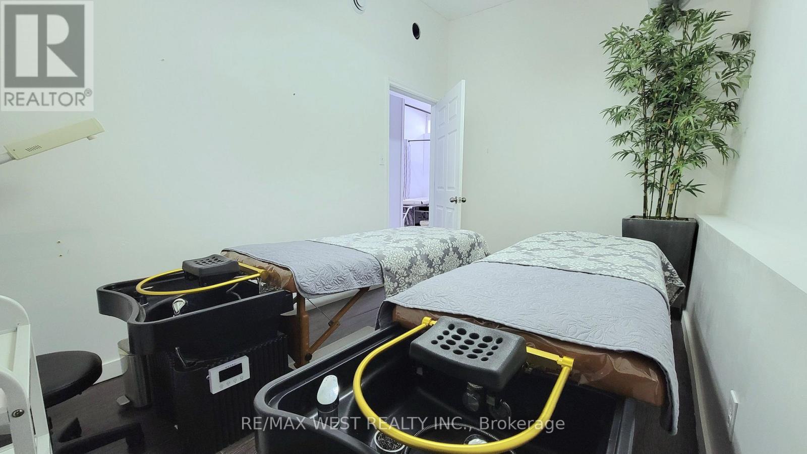 Rm2 - 1182 Eglinton Ave W Avenue Property Photo 3