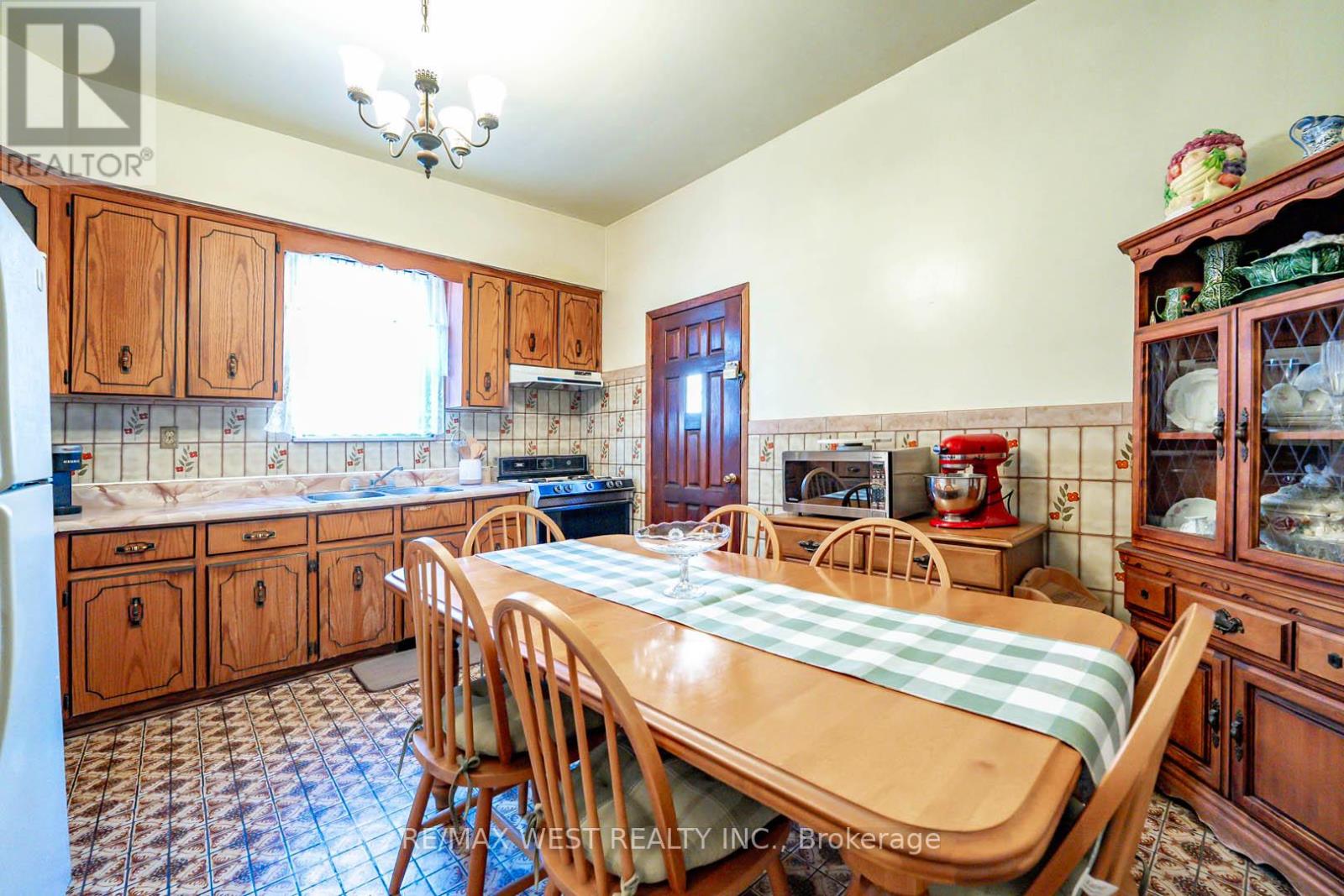 217 Gladstone Avenue Property Photo 9