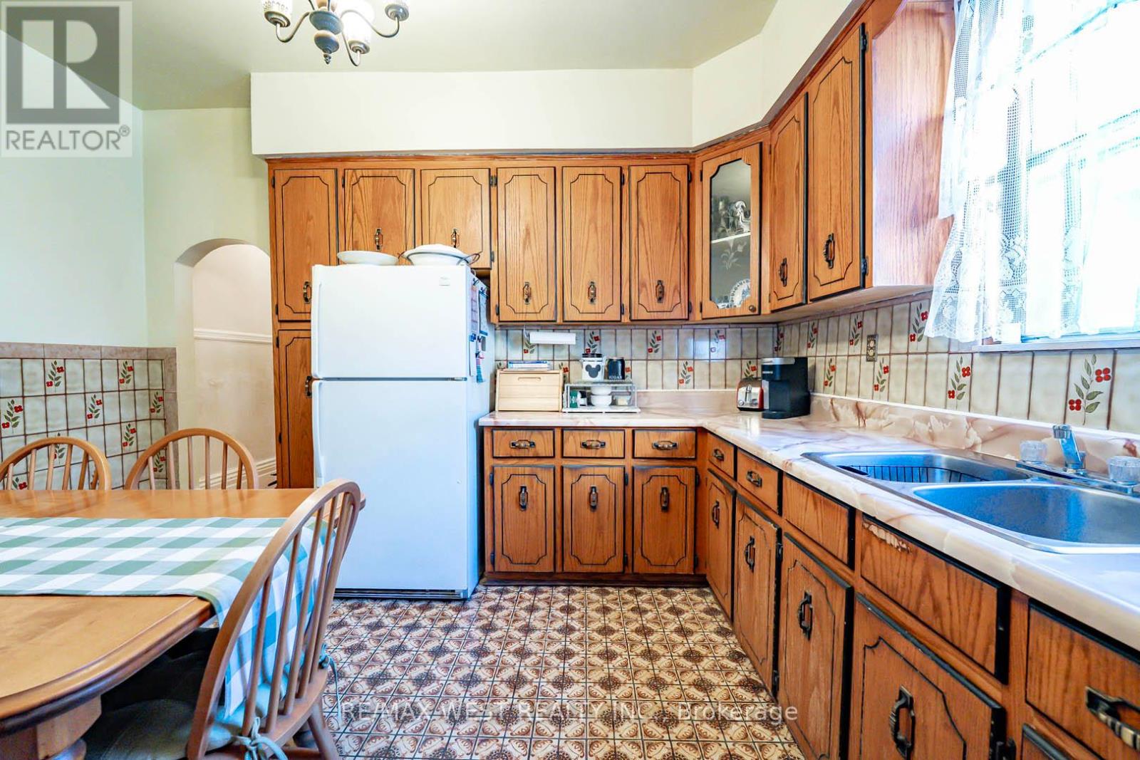 217 Gladstone Avenue Property Photo 11