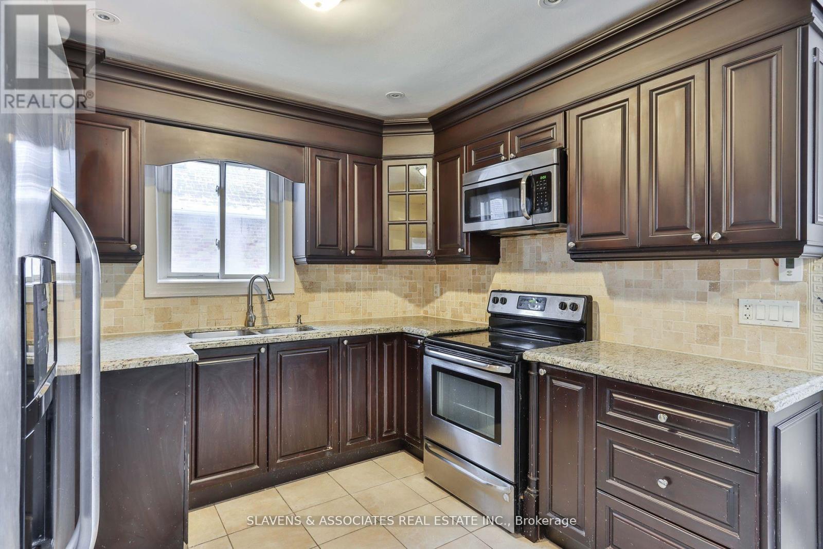 262 Poyntz Avenue Property Photo 5