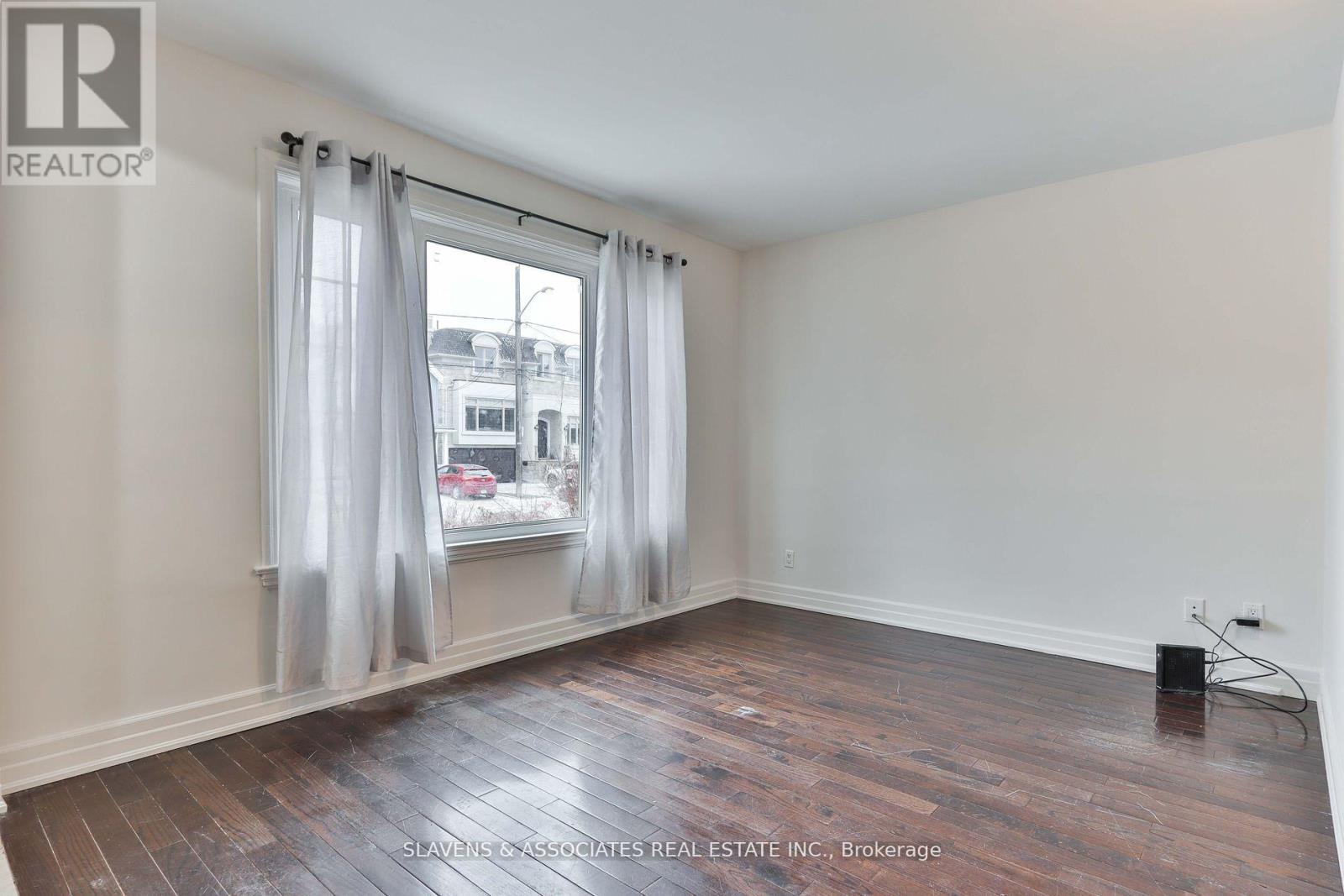 262 Poyntz Avenue Property Photo 6