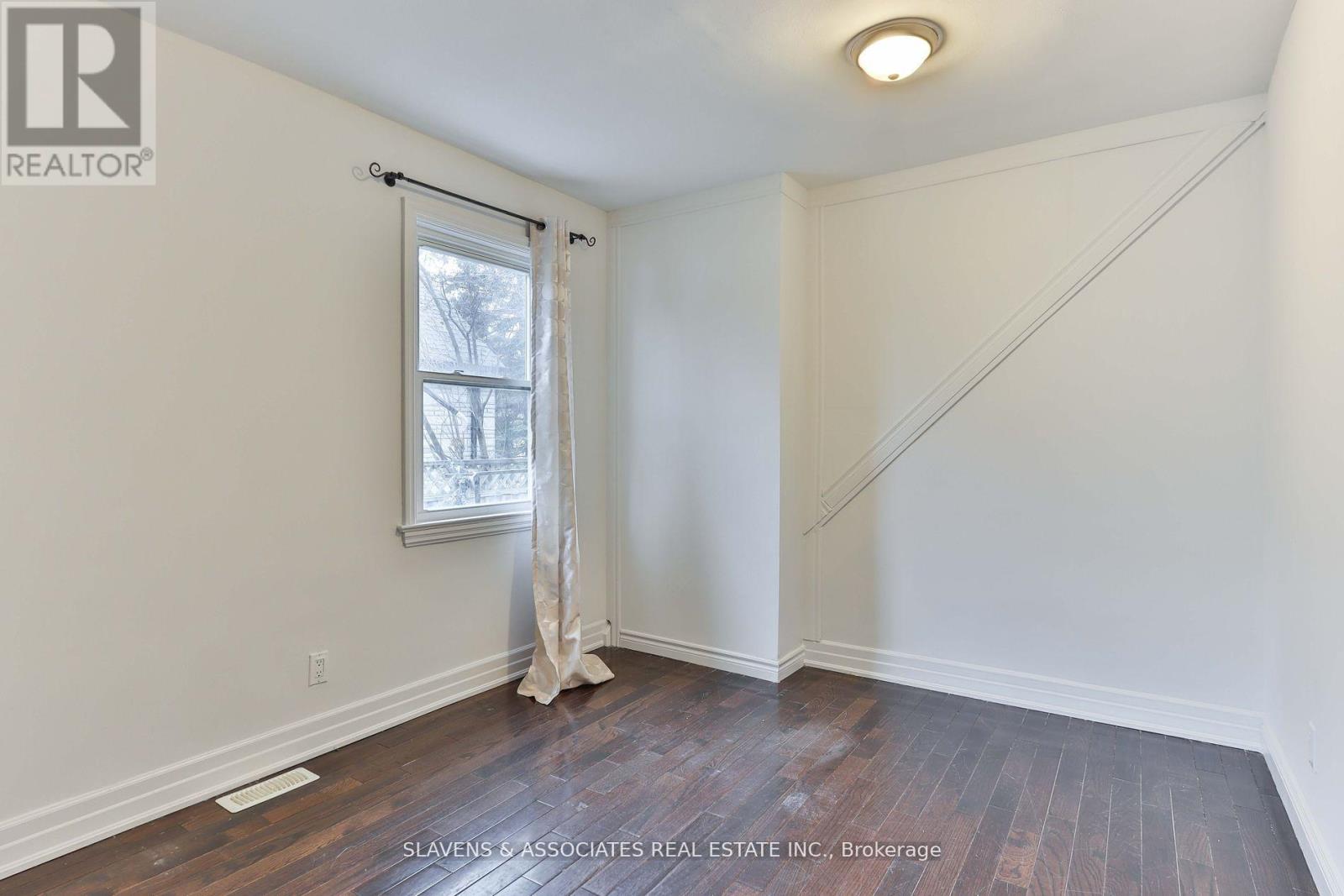 262 Poyntz Avenue Property Photo 9