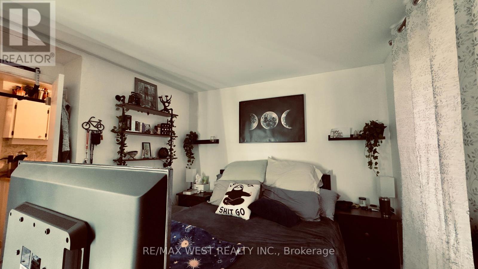 2 - 1061 Bathurst Street Property Photo 6