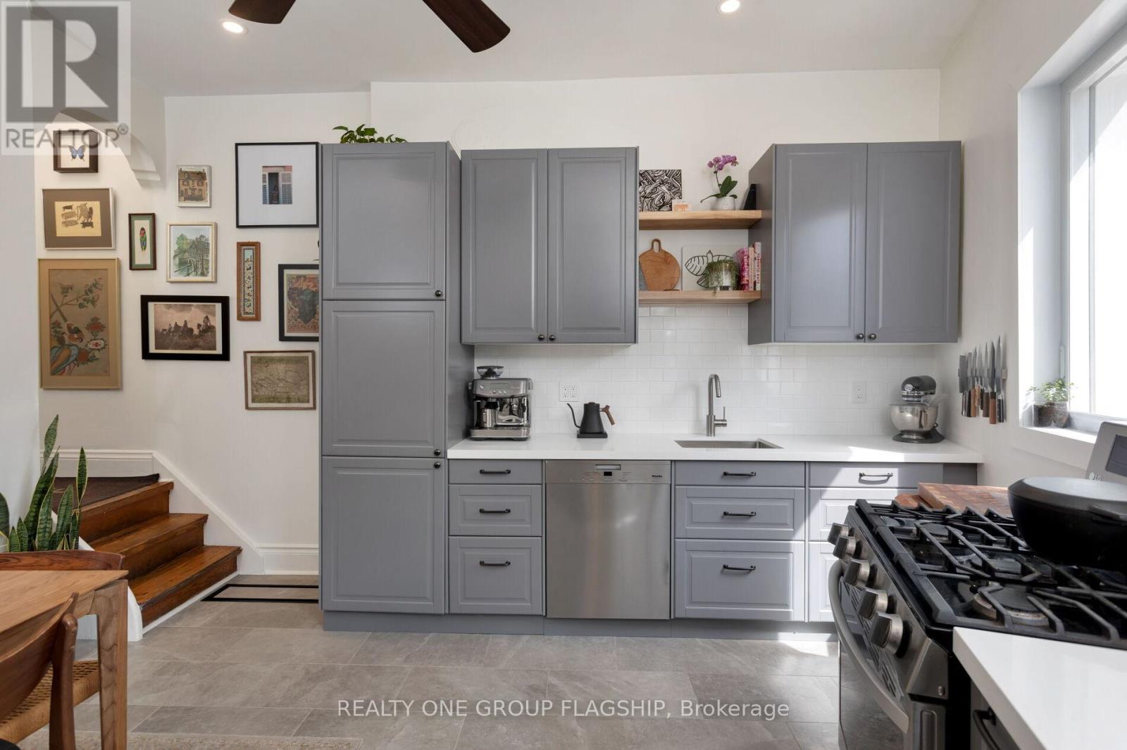1691 Dundas Street W Property Photo 11