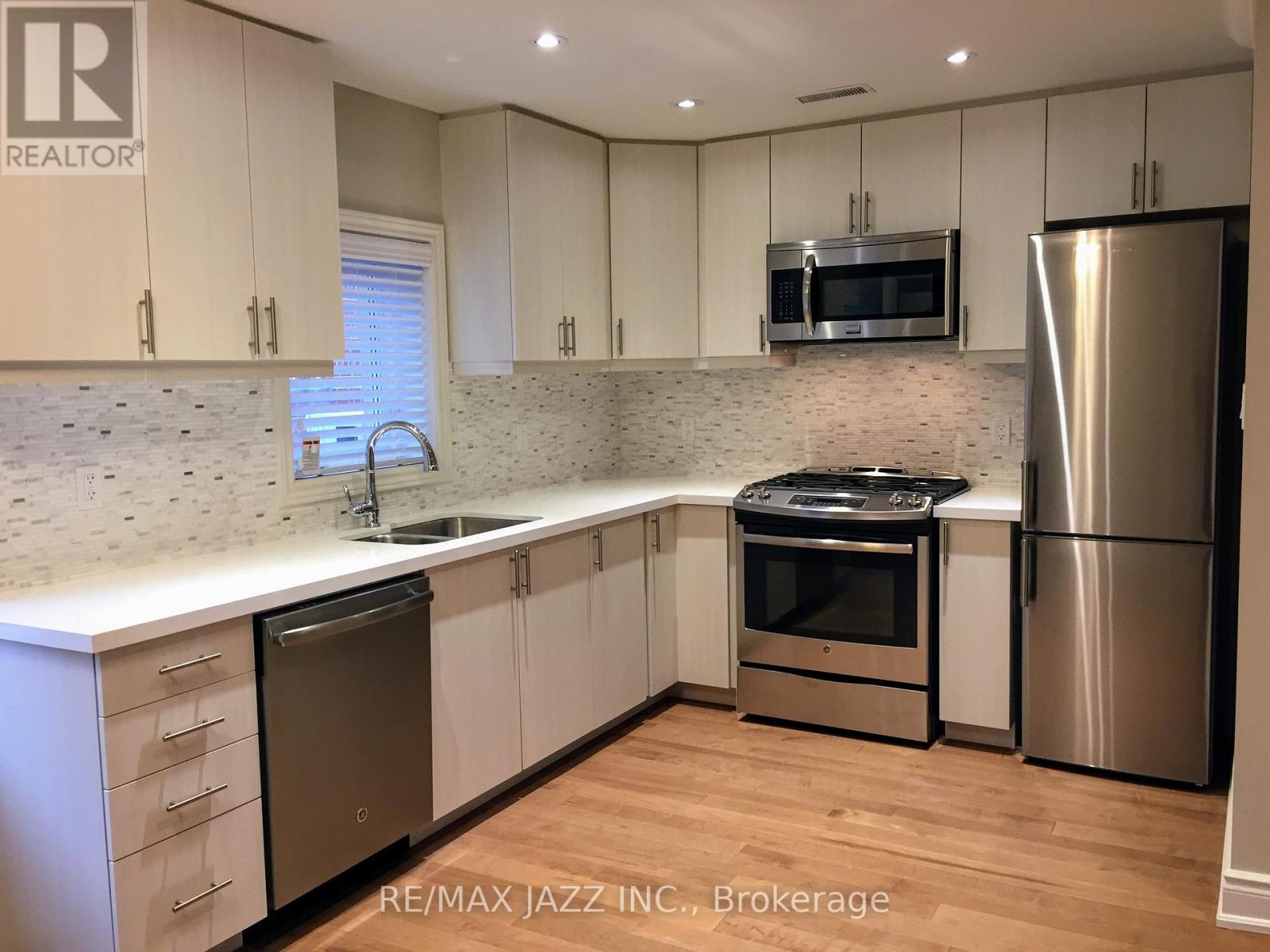 202 - 1303 Bayview Avenue Property Photo 9