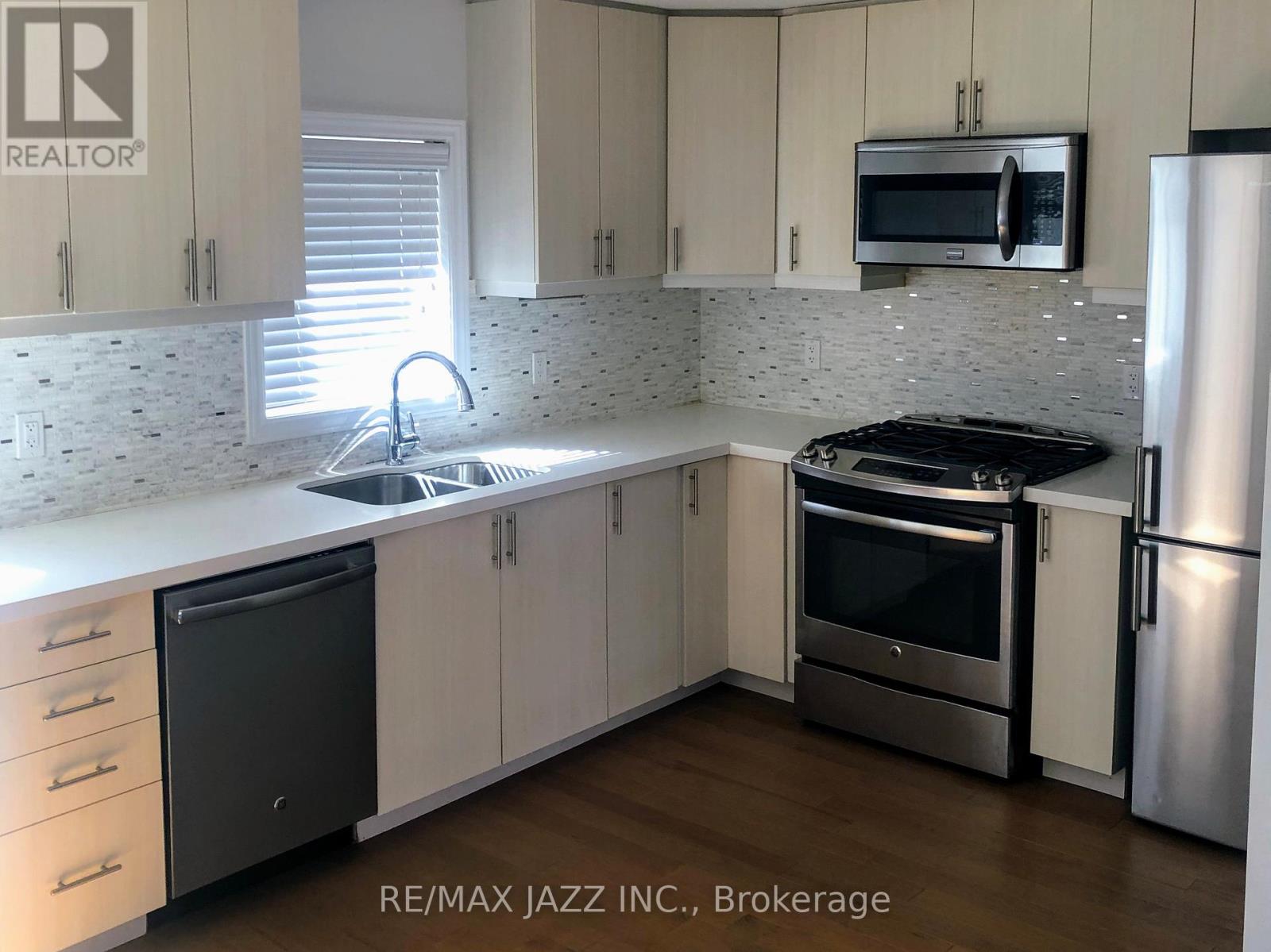 202 - 1303 Bayview Avenue Property Photo 10
