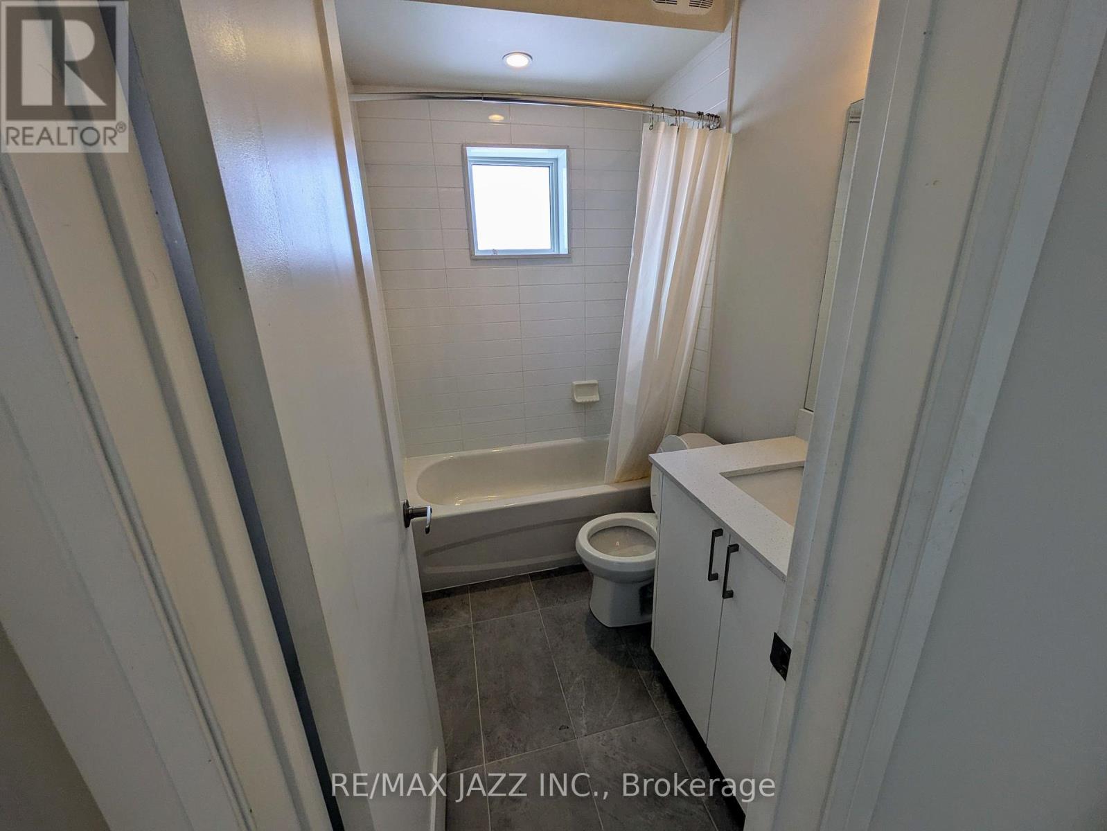 202 - 1303 Bayview Avenue Property Photo 13