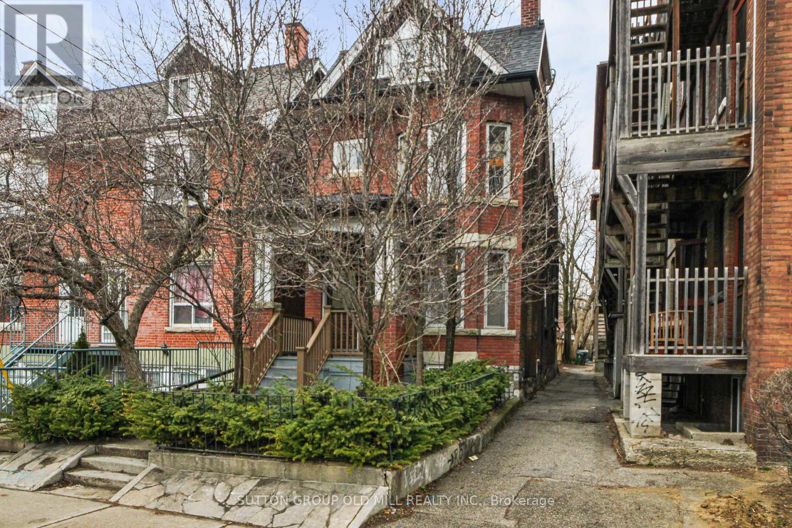 1058 COLLEGE STREET Property Photo 1