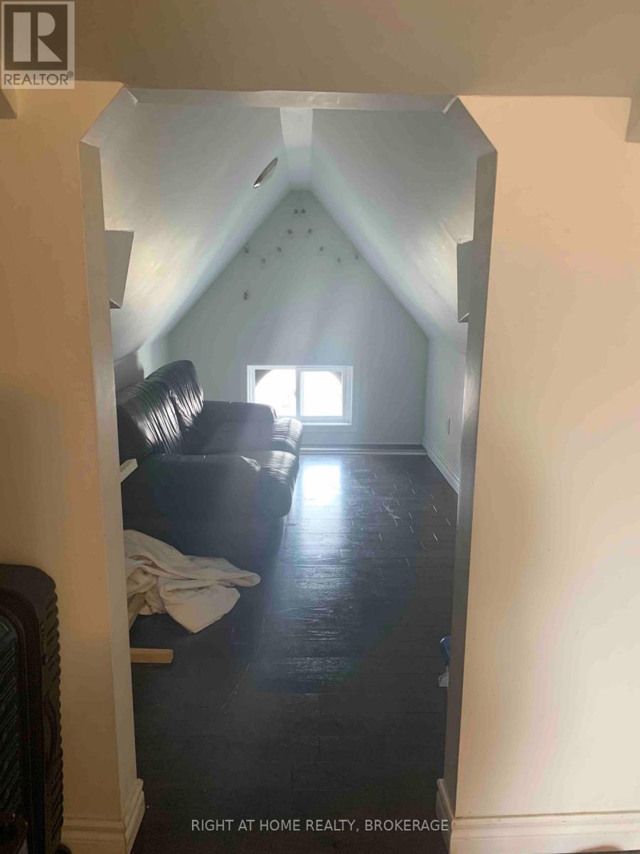 2 - 129 Baldwin Street Property Photo 4