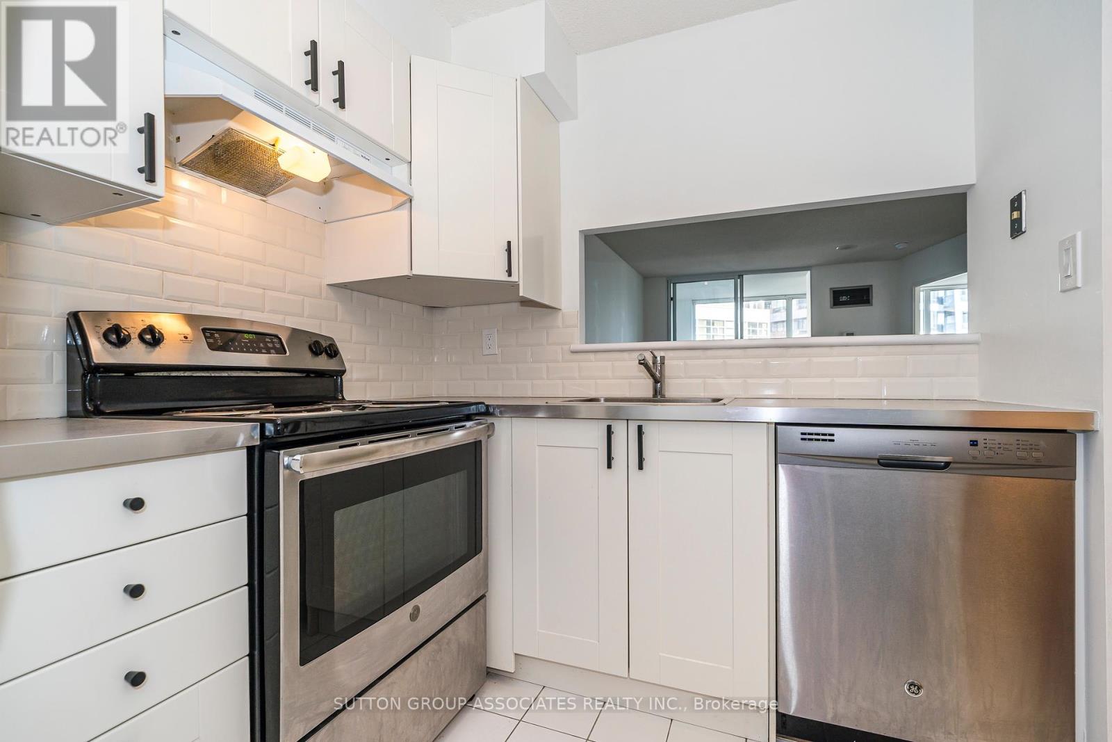 1607 - 24 Wellesley Street W Property Photo 4