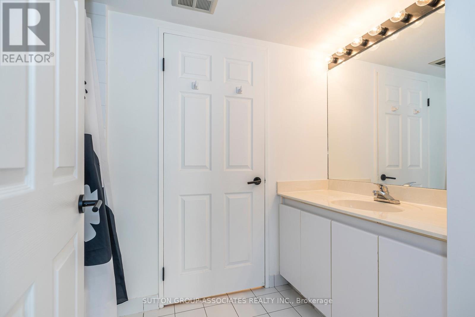 1607 - 24 Wellesley Street W Property Photo 20