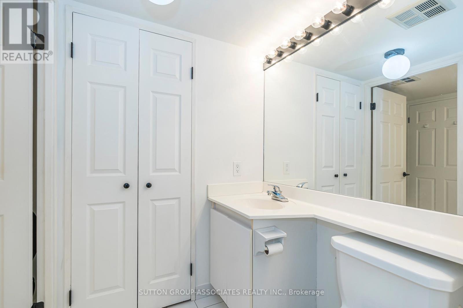 1607 - 24 Wellesley Street W Property Photo 22