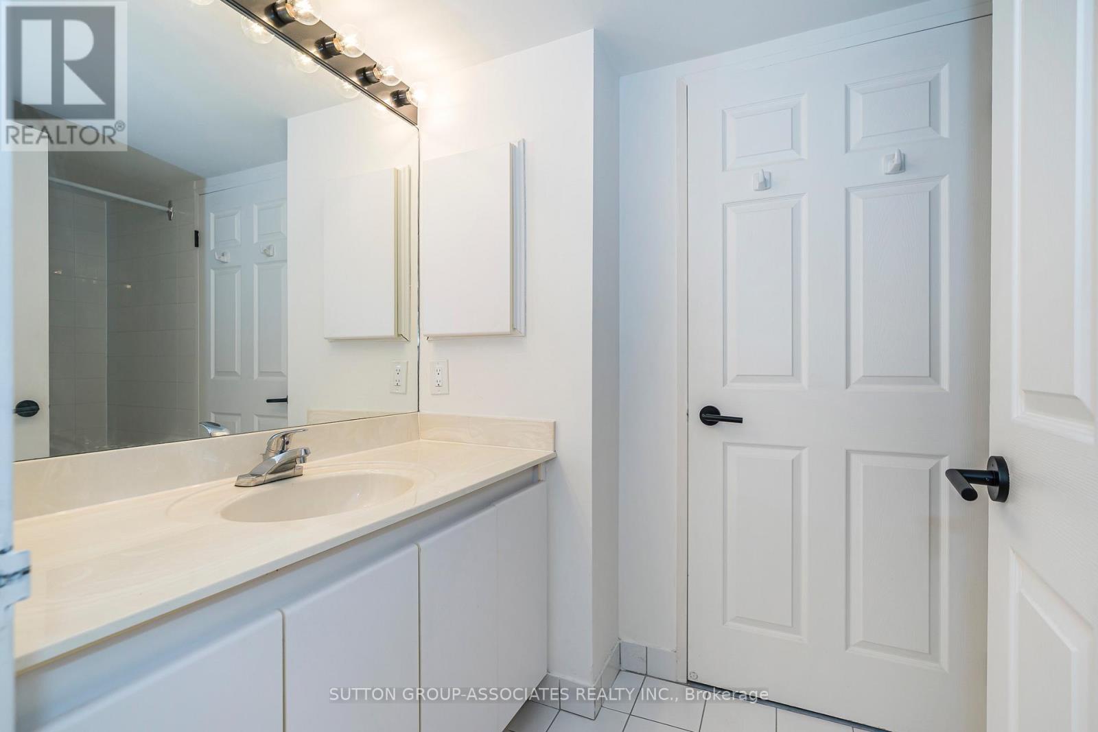 1607 - 24 Wellesley Street W Property Photo 23