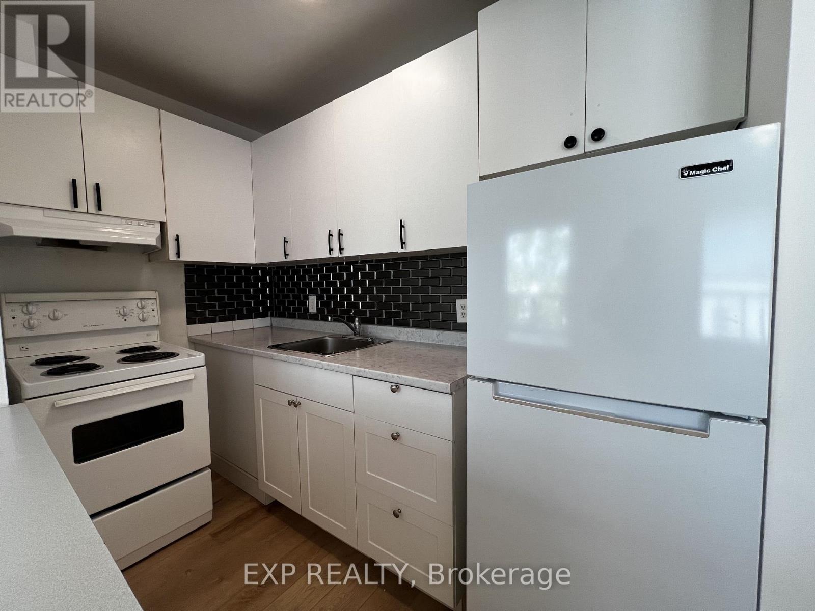 16 - 102 GREENSIDES AVENUE Property Photo 1