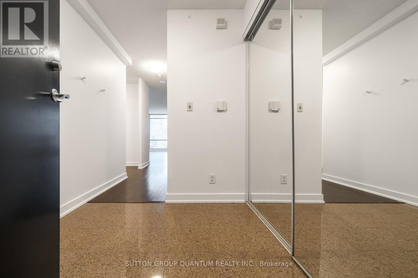 310 - 81 Navy Wharf Court Property Photo 2