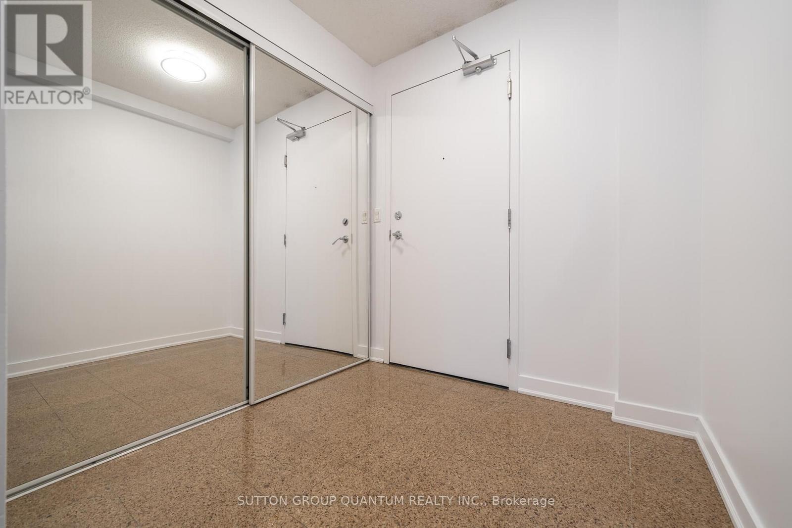 310 - 81 Navy Wharf Court Property Photo 3