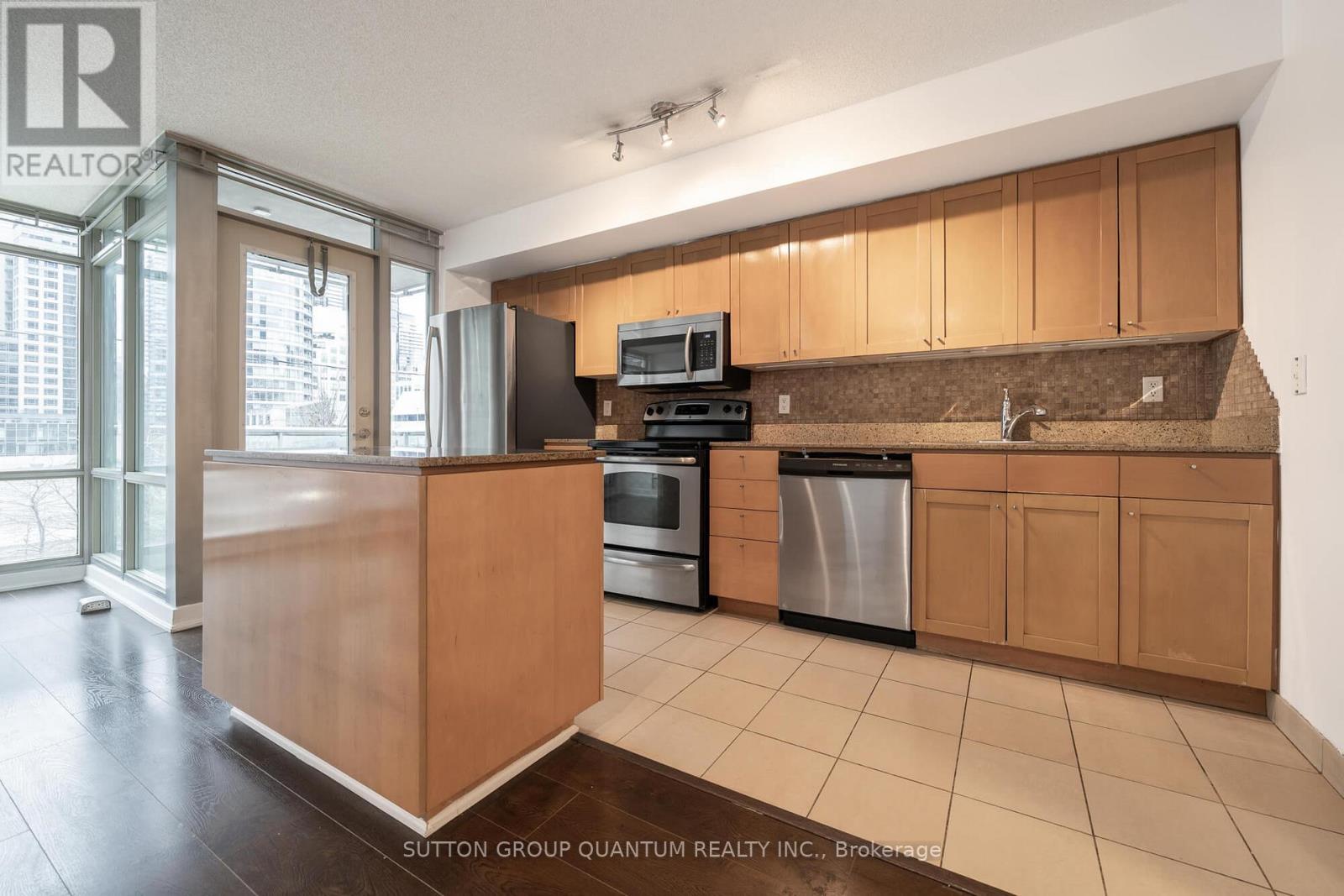 310 - 81 Navy Wharf Court Property Photo 5