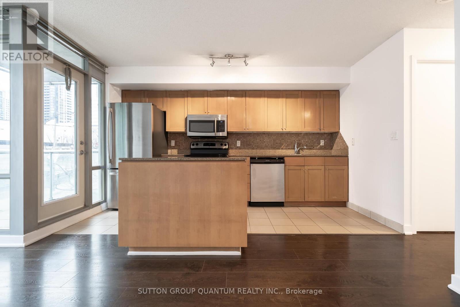 310 - 81 Navy Wharf Court Property Photo 6