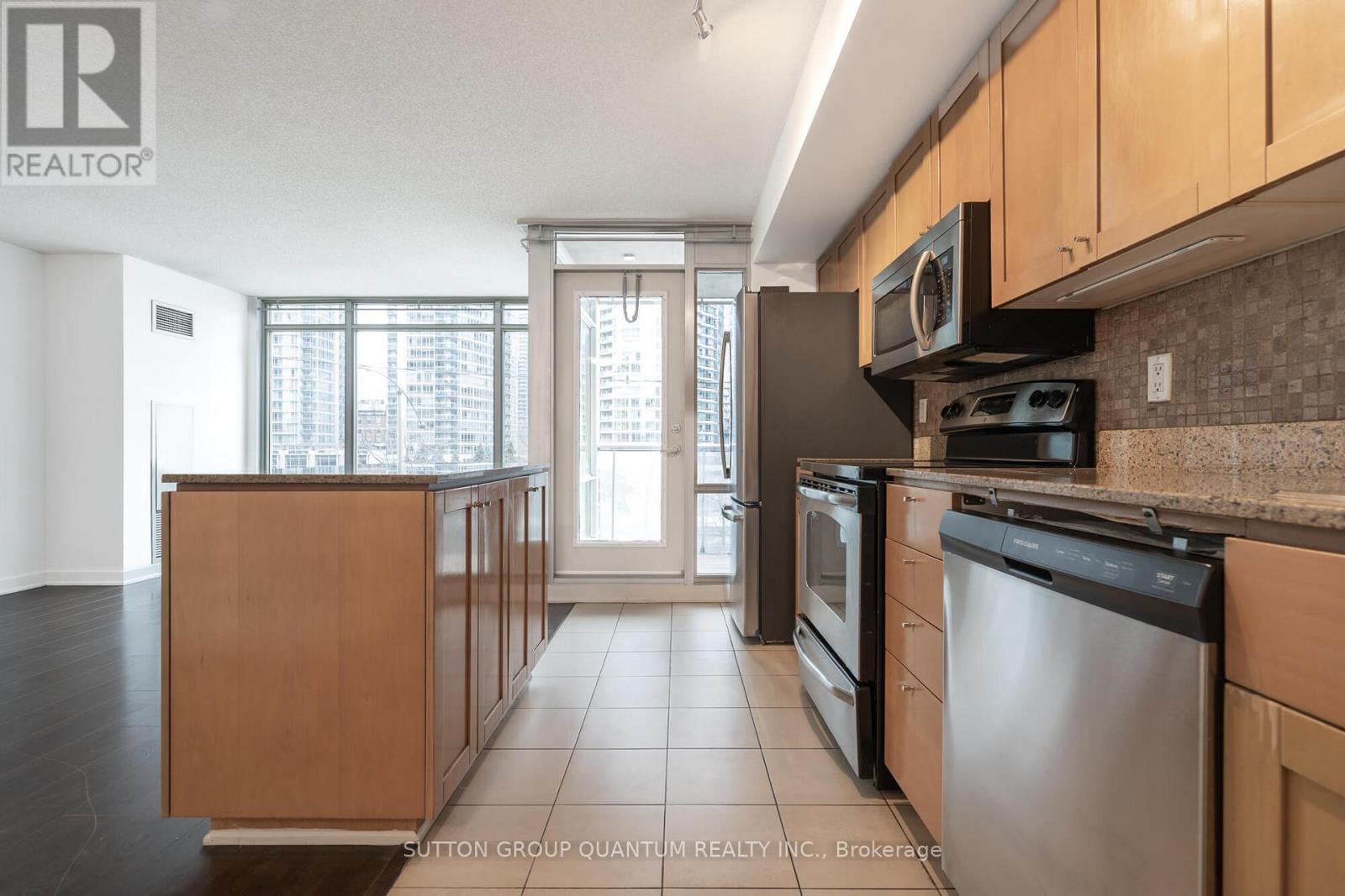 310 - 81 Navy Wharf Court Property Photo 7