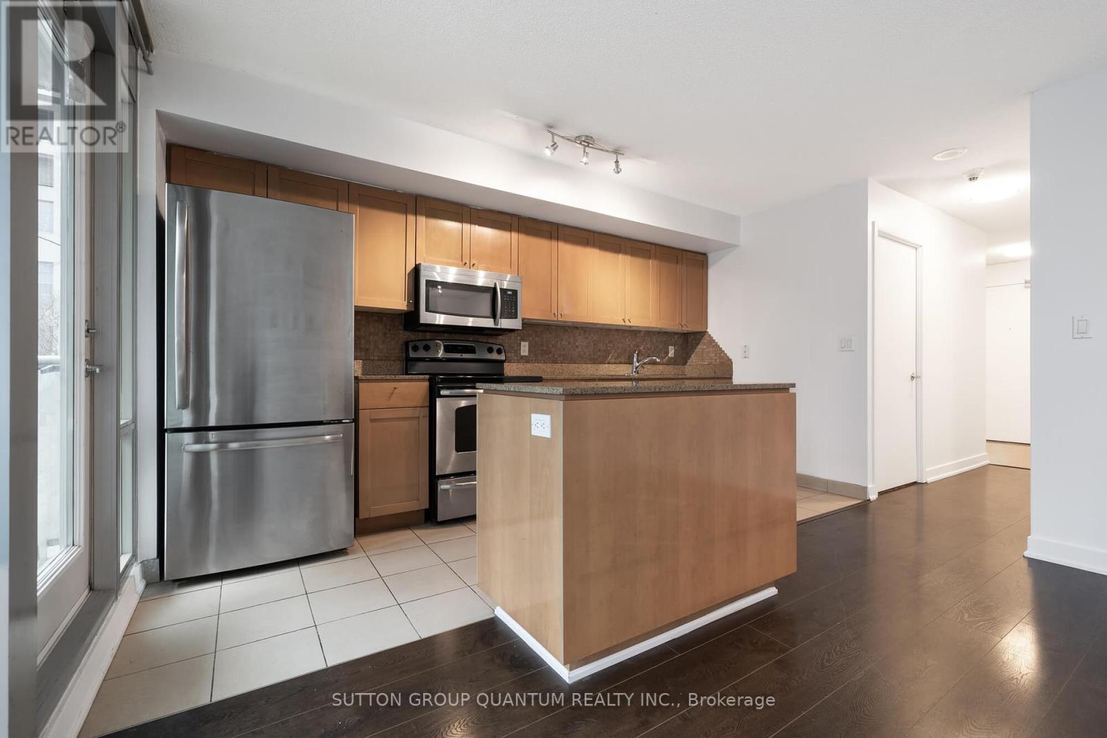 310 - 81 Navy Wharf Court Property Photo 8