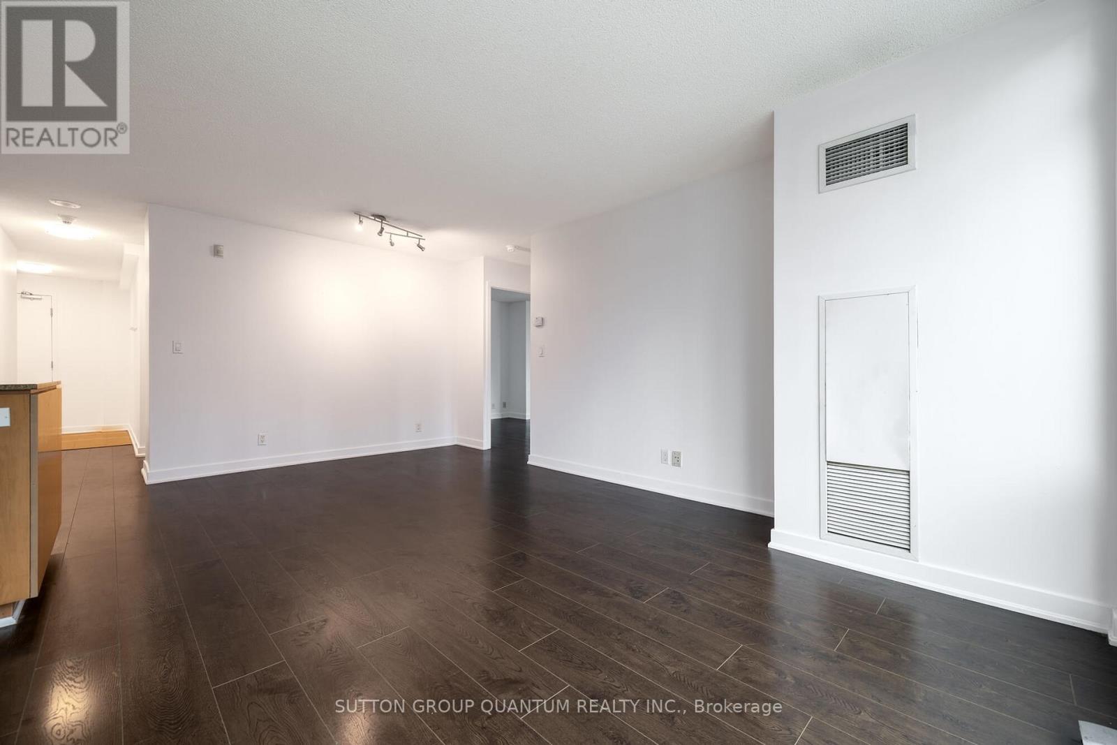 310 - 81 Navy Wharf Court Property Photo 9