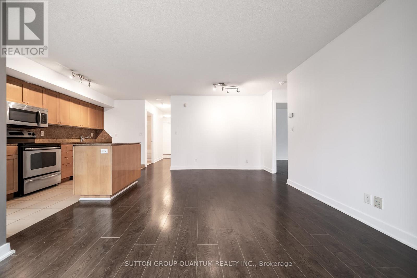 310 - 81 Navy Wharf Court Property Photo 10