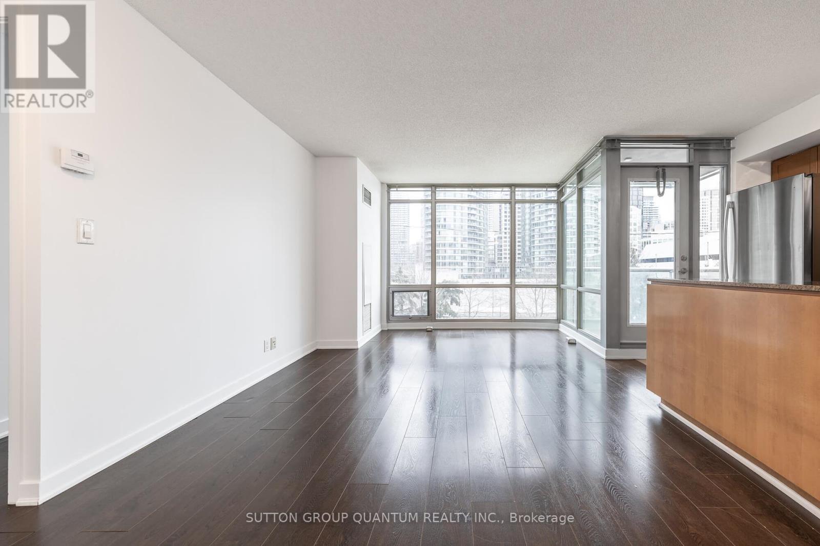 310 - 81 Navy Wharf Court Property Photo 14
