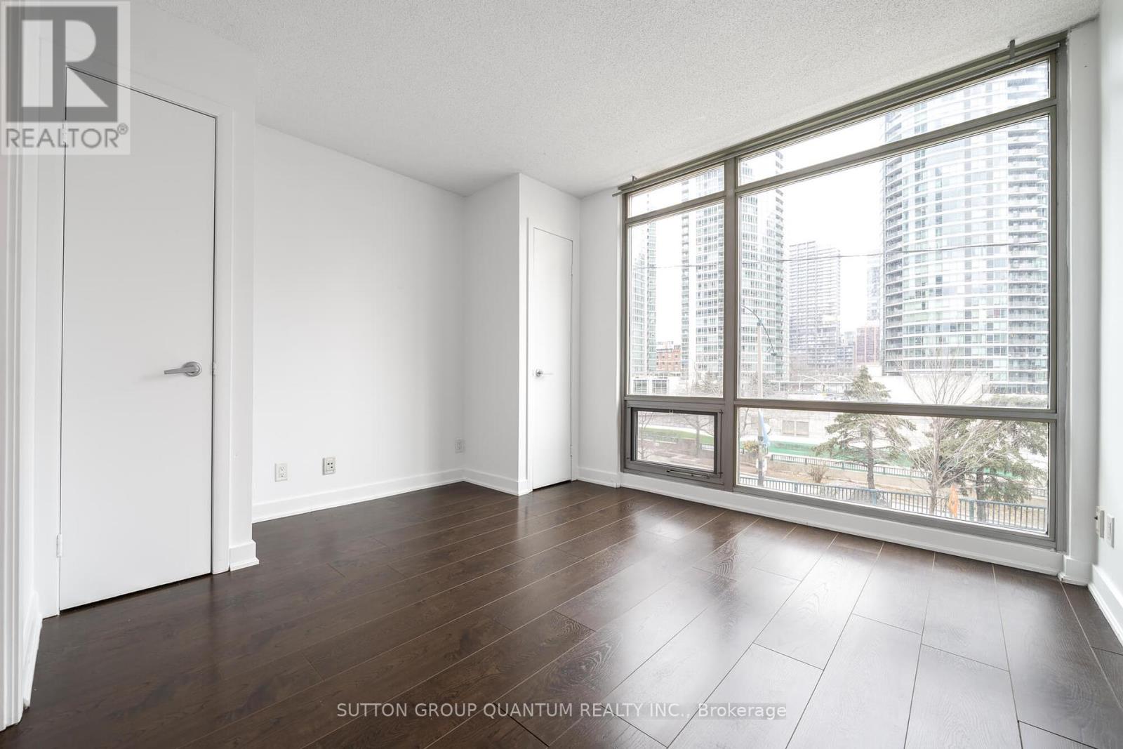 310 - 81 Navy Wharf Court Property Photo 16