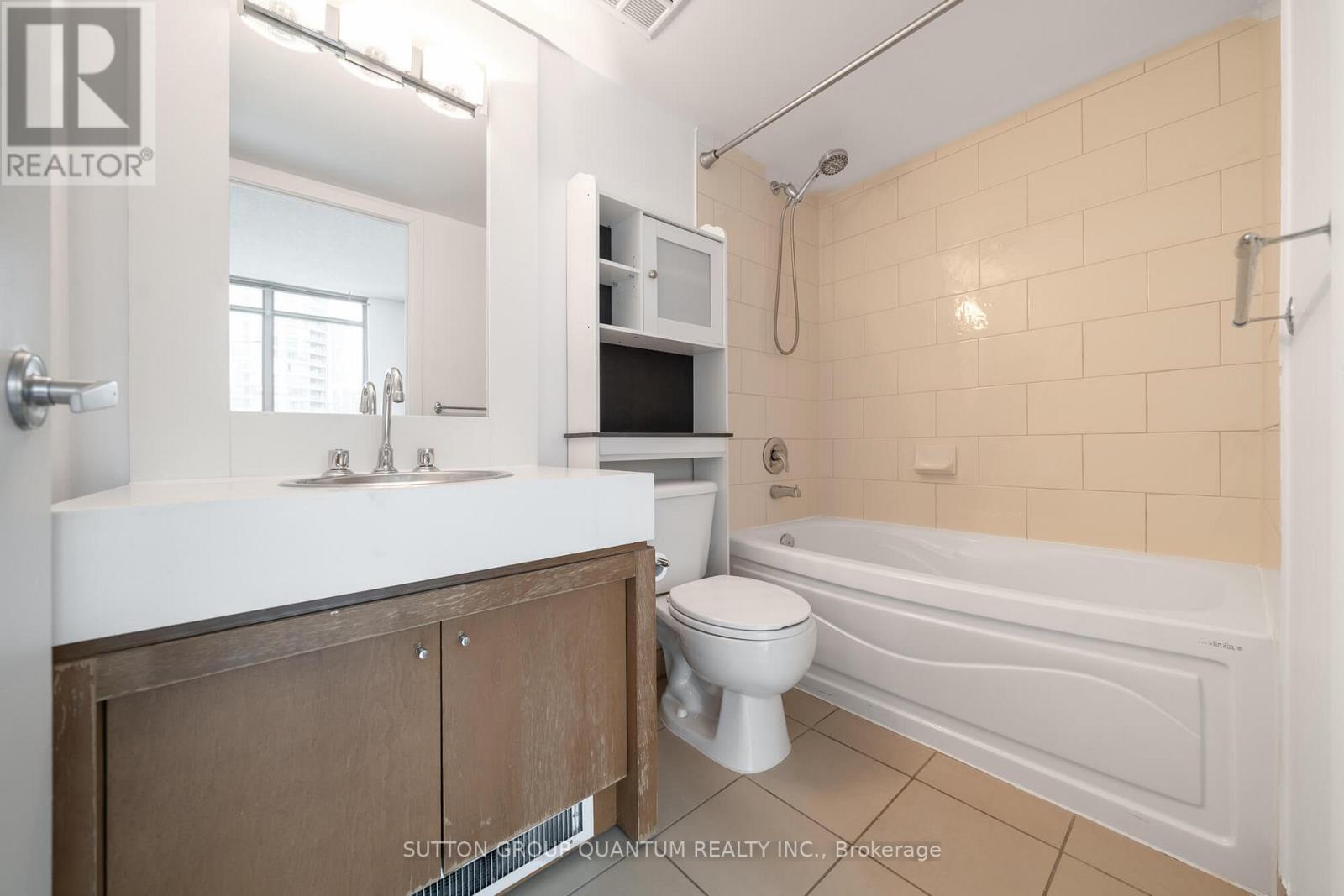 310 - 81 Navy Wharf Court Property Photo 18
