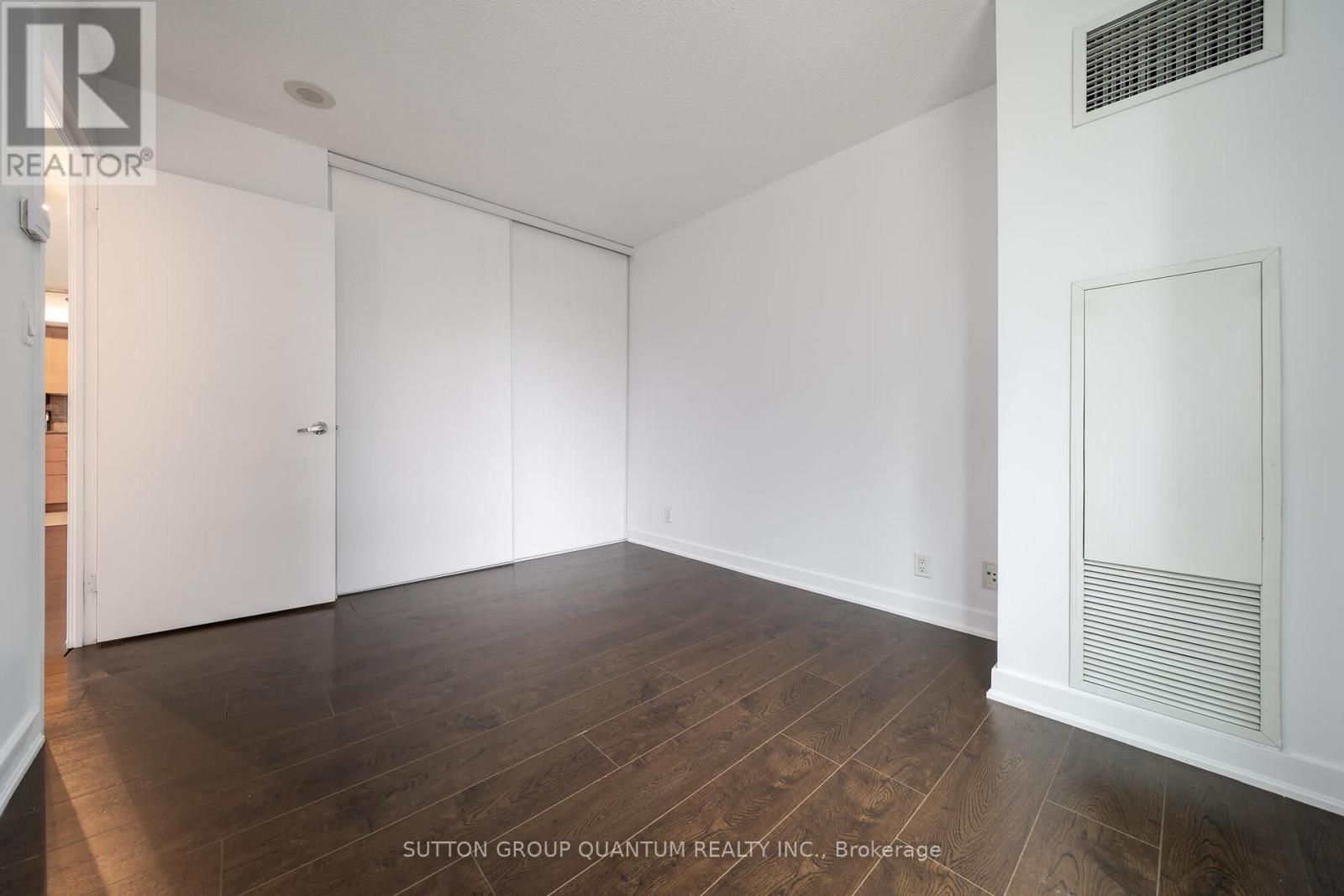 310 - 81 Navy Wharf Court Property Photo 20