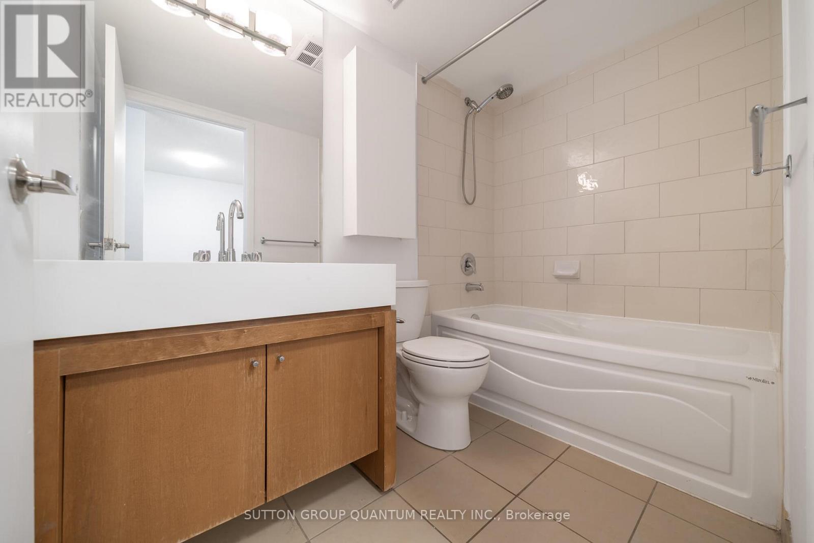 310 - 81 Navy Wharf Court Property Photo 21