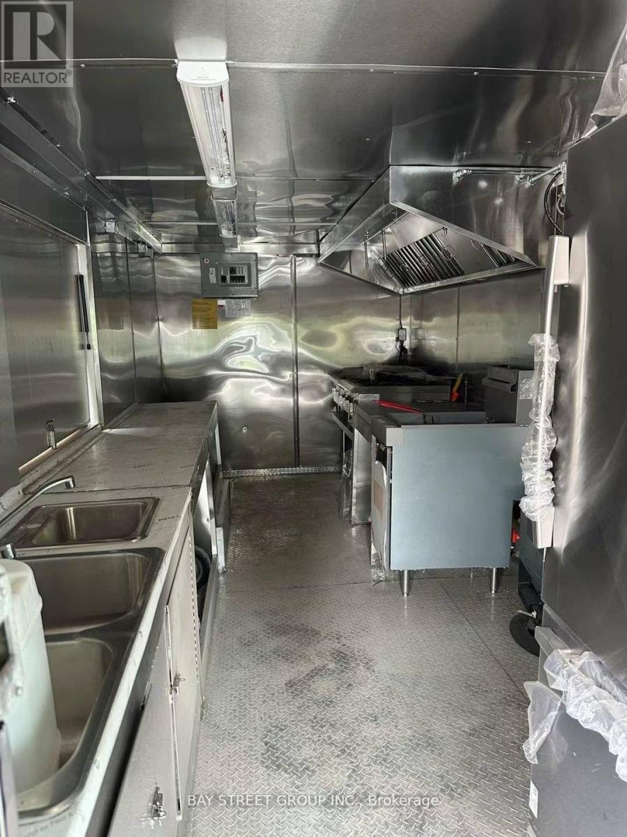 Truck - 510 Yonge Street Property Photo 3
