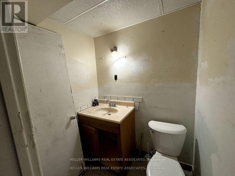 Lower - 452 Queen Street W Property Photo 9