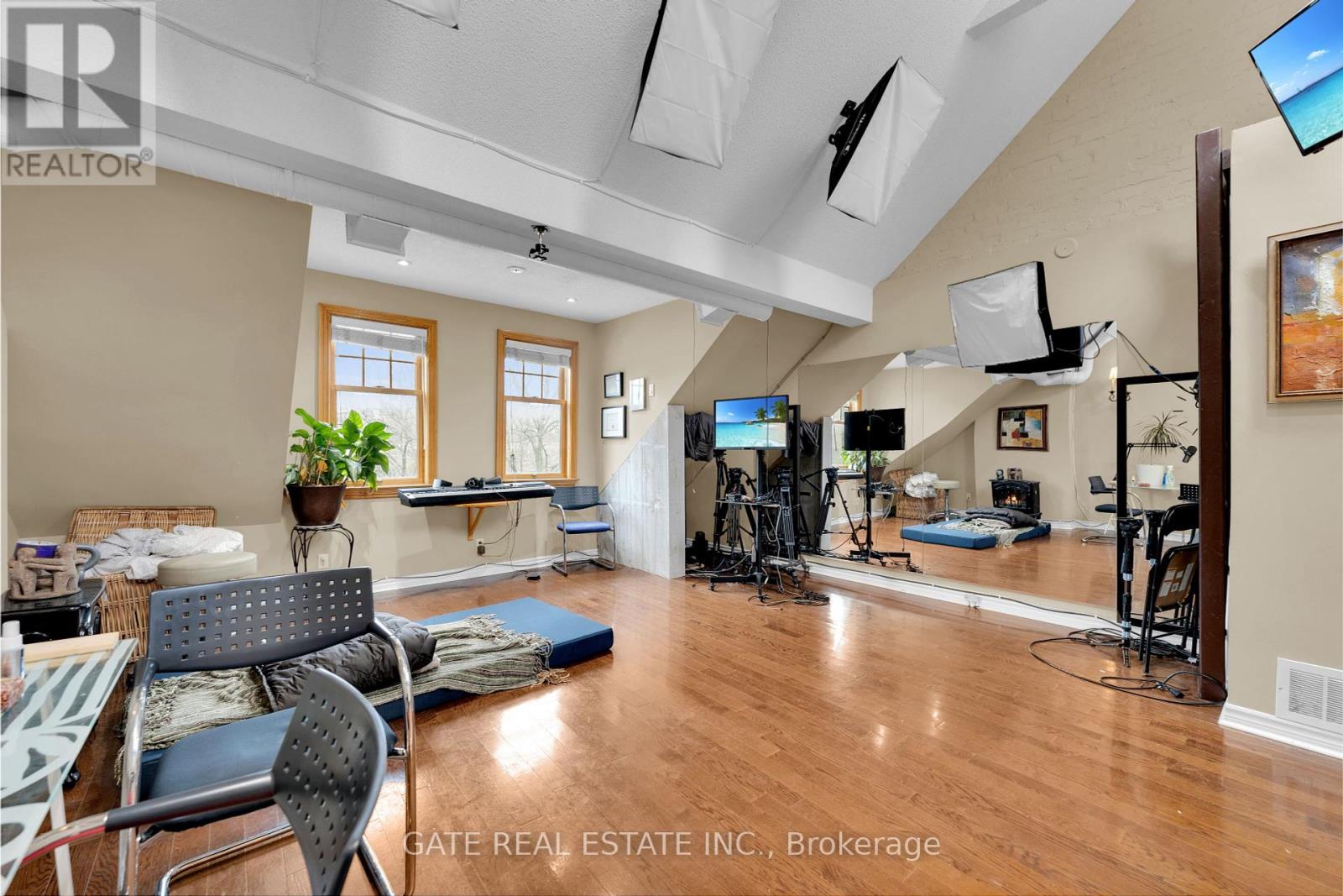 489 King Street E Property Photo 8