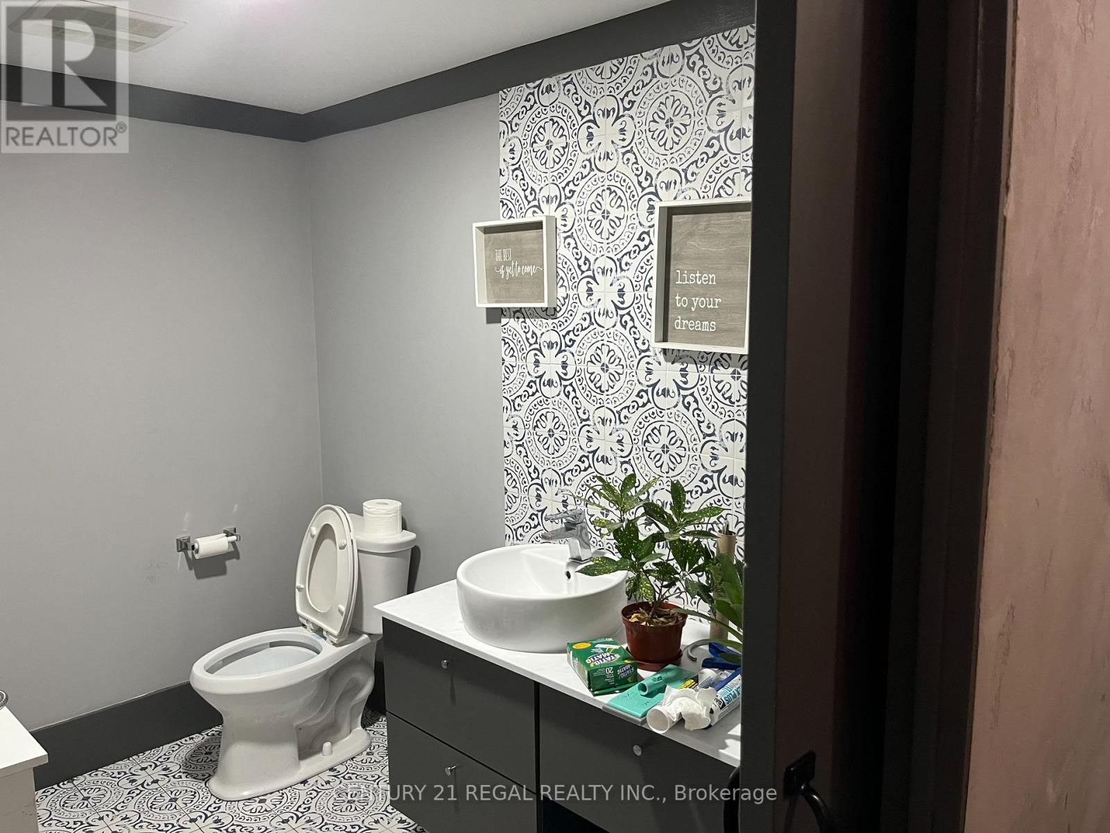 867 Dundas Street W Property Photo 6