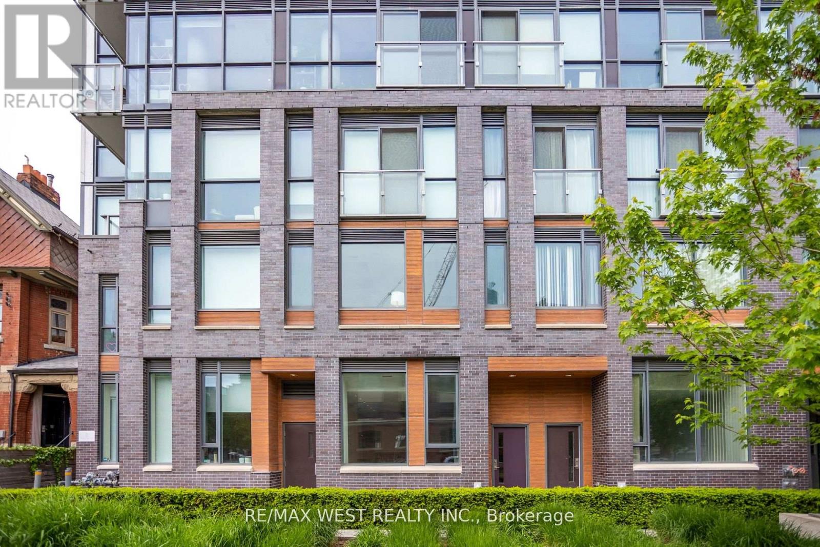 TH02 - 508 WELLINGTON STREET W Property Photo 1