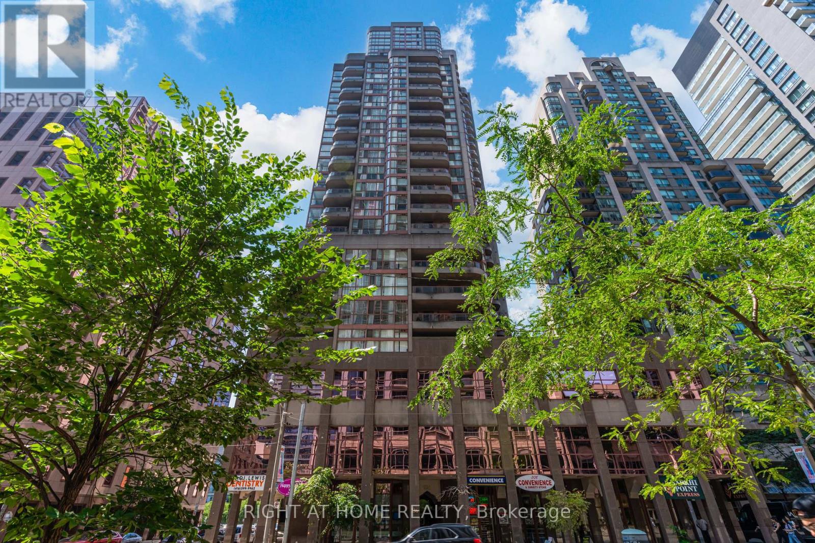 736 Bay St Property Photo 1